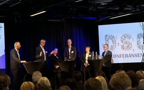 Bilde av DSOP-konferansen og deltakere